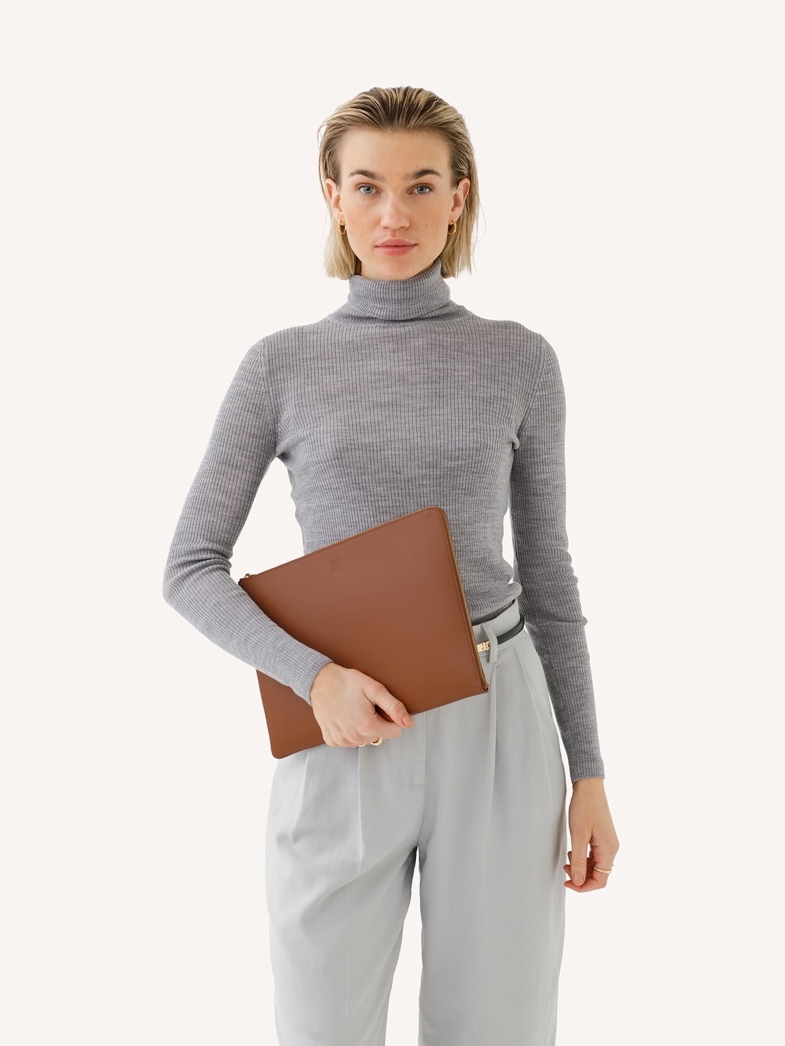 860001366_front_esther_2048px