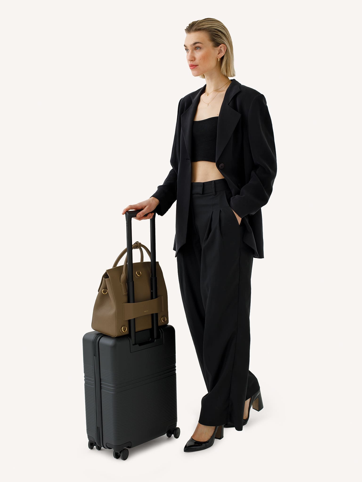 86000155_luggage_back_esther_2048px