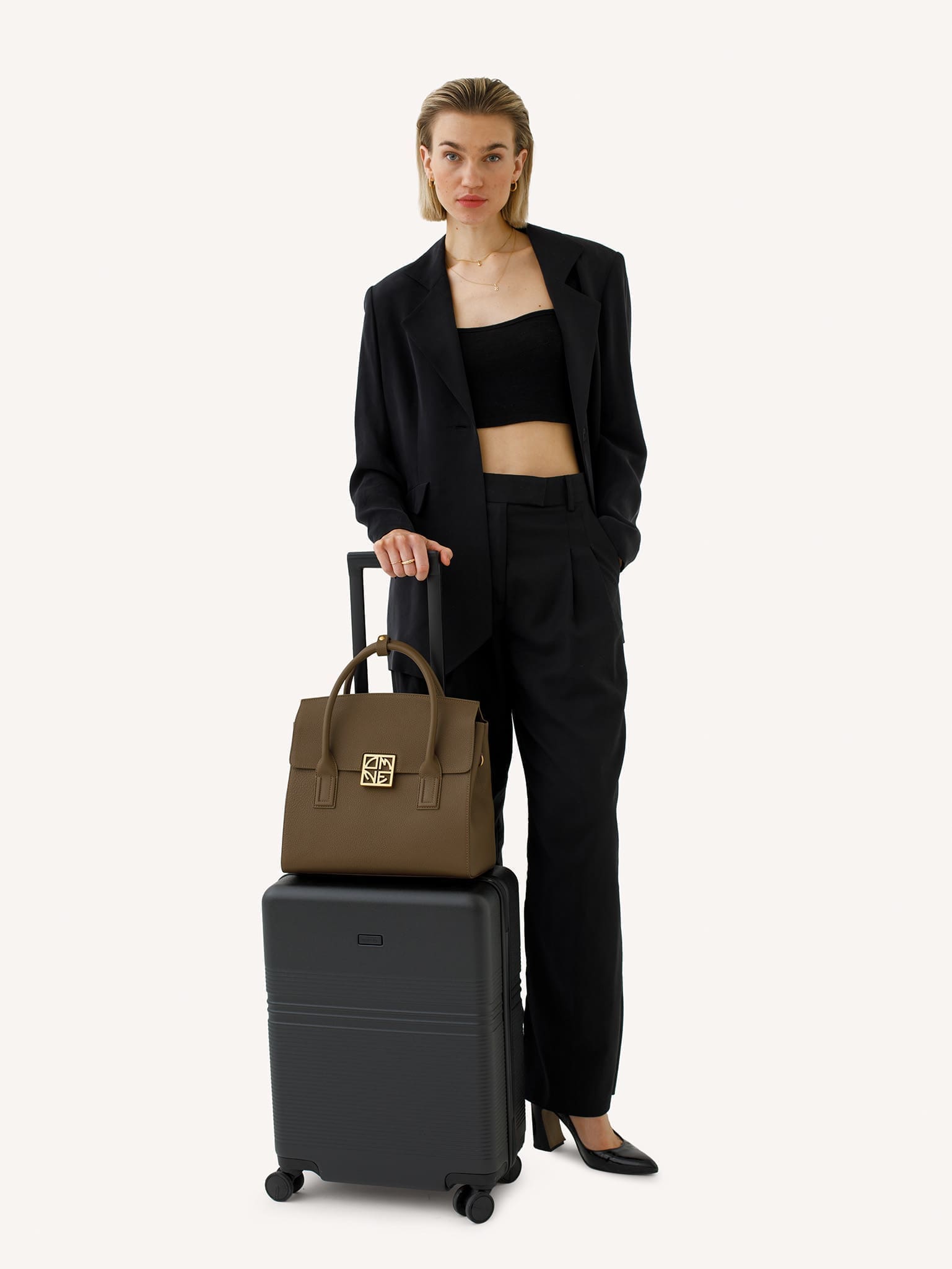 86000155_luggage_front_esther_2048px