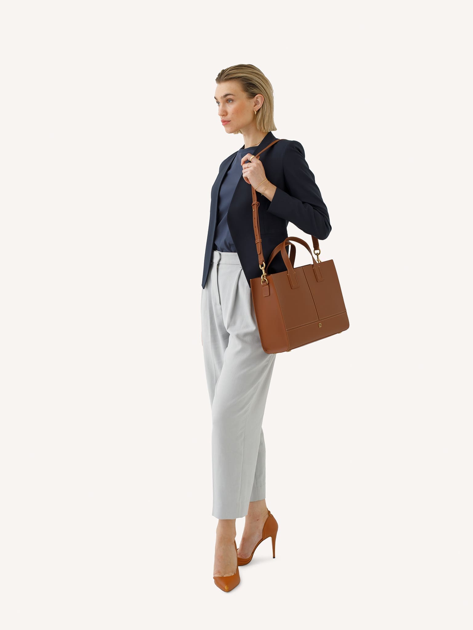 86000566_shoulder_esther_2048px