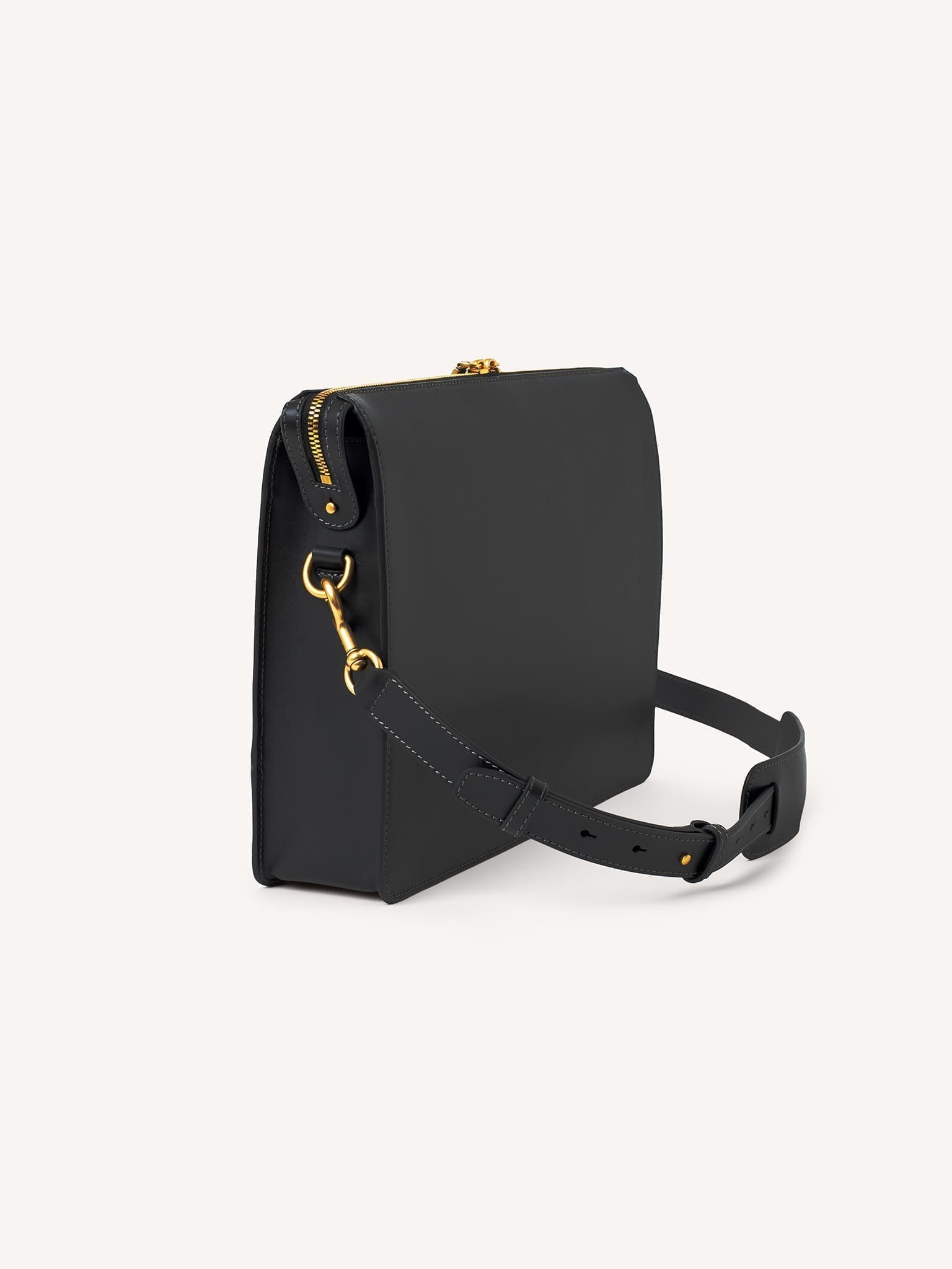 86000799_sideback_onestrap_2048px