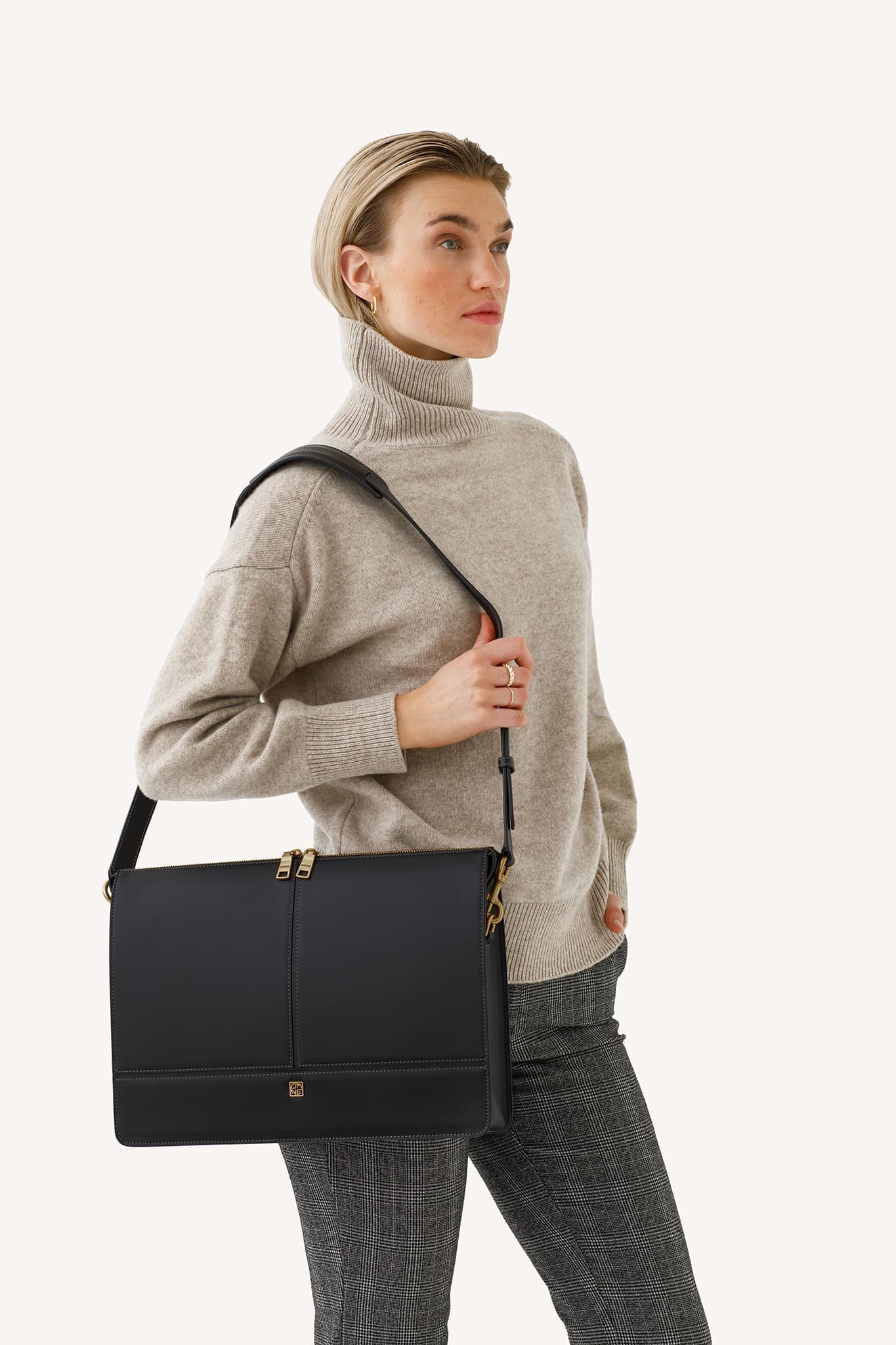 86000899_shoulder_esther_2048px